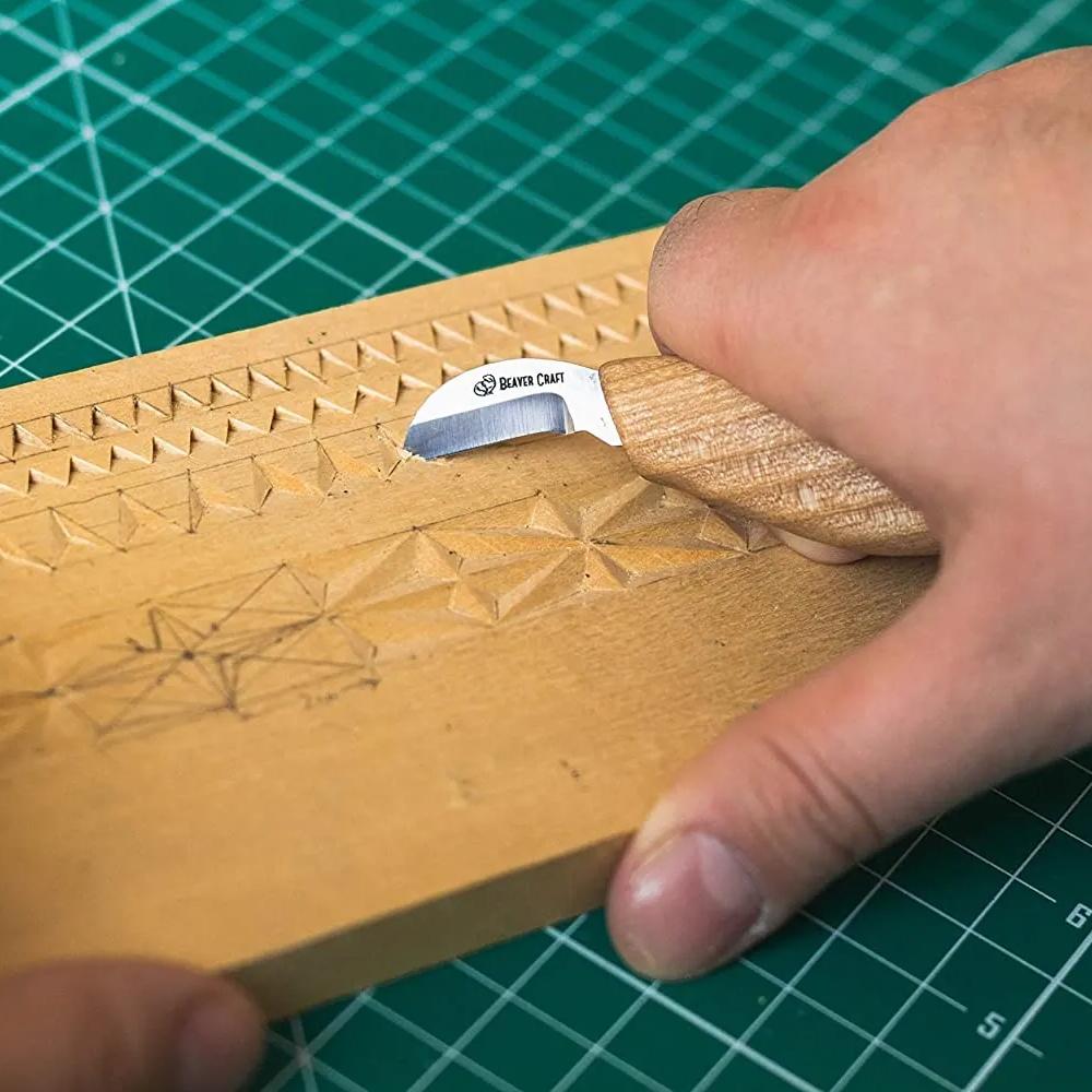 BeaverCraft Pieni loviveitsi kaiverruksessa