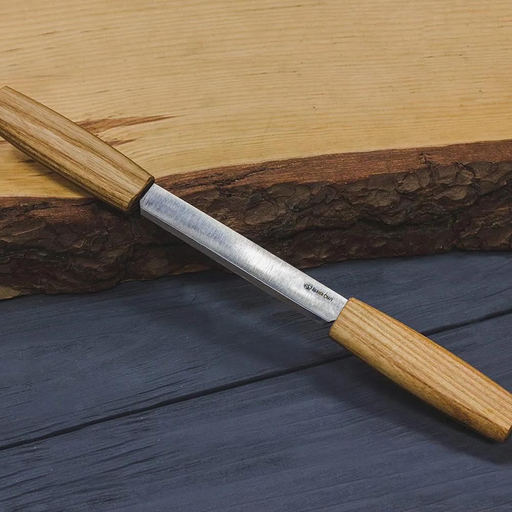 BeaverCraft kuorimarauta puun vieressä