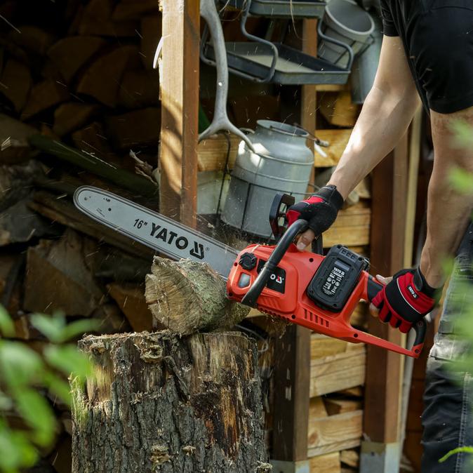 Yato Akkumoottorisaha 16" 2X18V runko sahauskäytössä