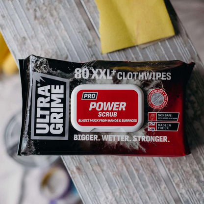 UltraGrime Puhdistusliina XXL Power Scrub pöydällä
