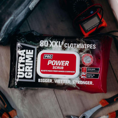 UltraGrime Puhdistusliina XXL Power Scrub työkalujen vieressä